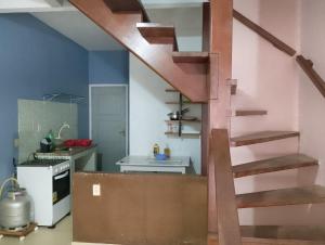 Casa na Prainha de Mambucaba في باراتي: مطبخ مع درج خشبي في الغرفة