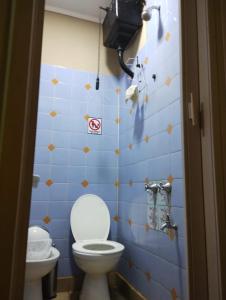 a bathroom with a toilet and a camera on the wall at Depto San Clemente del tuyu centro in San Clemente del Tuyú