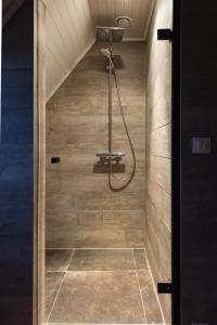 um chuveiro com chuveiro em um banheiro em Holiday Home 'T Wildenburgs Klaverhuys em Wingene