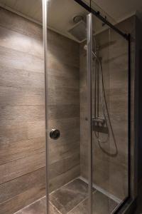 um chuveiro com porta de vidro em um banheiro em Holiday Home 'T Wildenburgs Klaverhuys em Wingene mais 30 fotografias