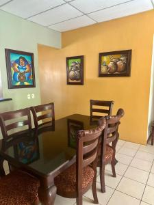 Habitación León Queen Deluxe في ليون: غرفة طعام مع طاولة وكراسي زجاجية