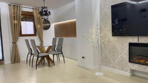 een eetkamer met een tafel en stoelen en een open haard bij Casa rural Finestrat in Finestrat