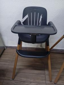 una sedia blu con sopra l'immagine di un gatto di Quarto IV a Curitiba