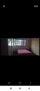 una foto di una camera con due letti e una finestra di Quarto IV a Curitiba