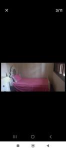 una foto di una camera con letto rosa di Quarto IV a Curitiba
