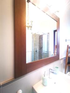 Rossi apartment في Mentana: حمام مع مرآة ومغسلة