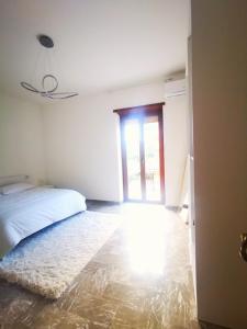 Rossi apartment في Mentana: غرفة نوم بها سرير ونافذة وباب