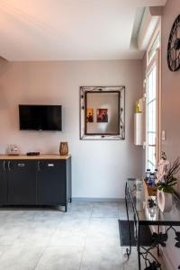 a living room with a table and a mirror at La maison de la mer in Criel-sur-Mer