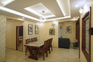 a dining room with a table and chairs at Changanassery in Changanācheri