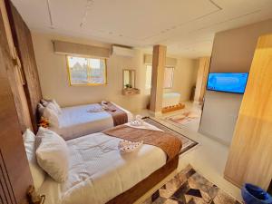 Postel nebo postele na pokoji v ubytování Karma Pyramids View Hotel