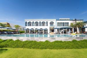 Бассейн в Hoi An Beachfront Resort & Apartment или поблизости