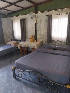 Ένα ή περισσότερα κρεβάτια σε δωμάτιο στο บ้านสวนชมดาว ปากช่อง