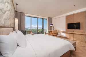 Телевизор и/или развлекательный центр в Hoi An Beachfront Resort & Apartment