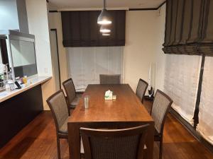 今治市にあるNine Kings Houseのテーブルと椅子のあるダイニングルーム