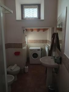 a bathroom with a washing machine and a sink at VILLA CLAUDI b&b in Camerino