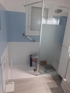 Et badeværelse på La Maison d'à côté + 2 billeder