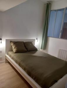 a large bed in a bedroom with a window at Superbe 2 pièces refait à neuf idéalement situé in Meung-sur-Loire