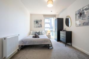 Ένα ή περισσότερα κρεβάτια σε δωμάτιο στο Central Wembley Stadium Luxe Stay with Pool Table