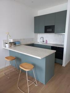 a kitchen with two stools and a counter top at Superbe 2 pièces refait à neuf idéalement situé in Meung-sur-Loire
