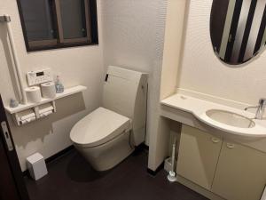 今治市にあるNine Kings Houseのトイレと洗面台のある小さなバスルーム