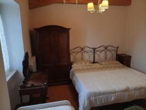 a bedroom with a bed and a dresser and a bed sidx sidx sidx sidx at VILLA CLAUDI b&b in Camerino