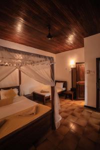 Una cama o camas en una habitación de Sunset Fort Galle