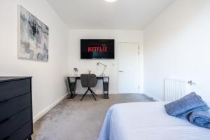 Ένα ή περισσότερα κρεβάτια σε δωμάτιο στο Central Wembley Stadium Luxe Stay with Pool Table