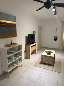 ein Wohnzimmer mit einem Deckenventilator und einem Tisch in der Unterkunft Liberty - San Juan in Rivadavia