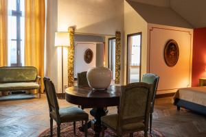 Khu vực ghế ngồi tại Castello Di Compiano Hotel Relais Museum