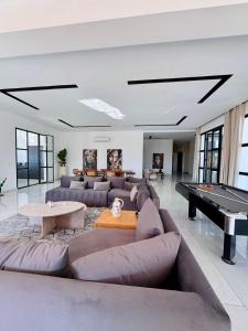 sala de estar con sofás y mesa de billar en Villa Palms Marrakech, en Marrakech 58 fotos más