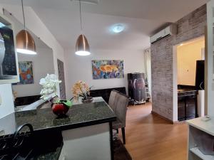 Μια τηλεόραση ή/και κέντρο ψυχαγωγίας στο Alugo Flat mobiliado no Aldeia da Àguas em Barra do Piraí