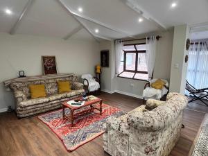 Et opholdsområde på Casa Corrales with Beautiful Church Views