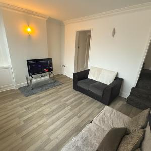 Una televisión o centro de entretenimiento en Cheap Grantham Town Centre Terrace House