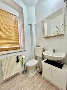 Et badeværelse på Wohnung in Steyr - mit Parkplatz & 2 Schlafzimmer + 13 billeder