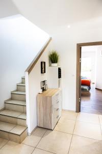 una scala in un soggiorno con scala di villa boileau a Sérignan