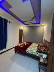 Postel nebo postele na pokoji v ubytování Sherazi Arcade