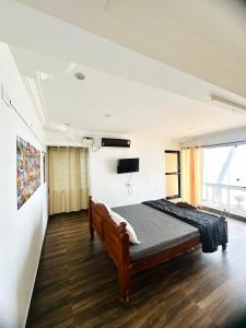 een slaapkamer met een bed en een flatscreen-tv bij SALT classic beach resort in Kālapettai +46 foto's