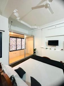 een woonkamer met een bank en een raam bij SALT classic beach resort in Kālapettai