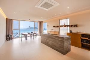 콘스트호텔 في Hyŏpchae-ri: مطبخ وغرفة طعام مطلة على المحيط