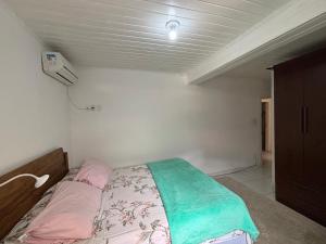 een slaapkamer met een bed en een plafond bij casa dos MORAIS in Angra dos Reis