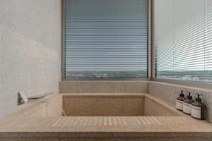 콘스트호텔 في Hyŏpchae-ri: حوض استحمام في حمام به نافذة +34 صورة