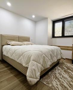 een slaapkamer met een groot bed in een kamer bij A Casa do Penedo - Arcos de Valdevez in Arcos de Valdevez