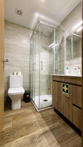 een badkamer met een douche, een toilet en een wastafel bij A Casa do Penedo - Arcos de Valdevez in Arcos de Valdevez