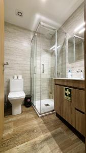 een badkamer met een douche, een toilet en een wastafel bij A Casa do Penedo - Arcos de Valdevez in Arcos de Valdevez +14 foto's