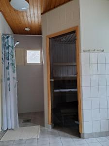 bagno con doccia e box doccia di Villa Hammar a Sulkava Altre 14 foto