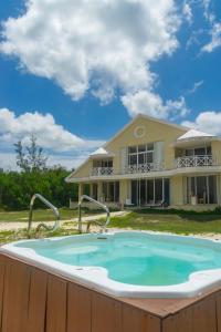 un jacuzzi frente a una casa en Puerta del Mar Cozumel, en Banco Playa