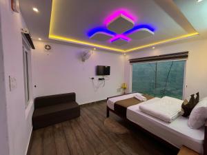 Телевизор и/или развлекательный центр в Woodbee Resort +47 фотографий