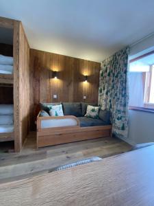 een slaapkamer met een bed en 2 stapelbedden bij Central Val Thorens - 4 pers - Newly renovated in Val Thorens