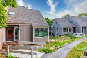 a row of houses with a driveway at Hideaway Cove in Galena