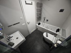 Ένα μπάνιο στο Apartments Waldbronn +33 φωτογραφίες